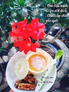 Hình của món Chè đậu xanh cốt dừaChuối áp chảo rắc quế.