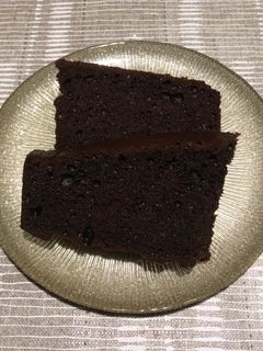 Una foto de Pastel de chocolate negro con pimienta rosa