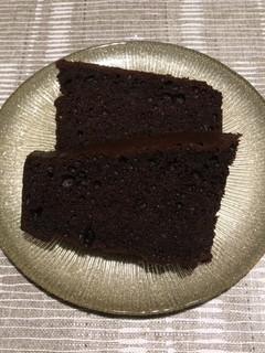 Una foto de Pastel de chocolate negro con pimienta rosa
