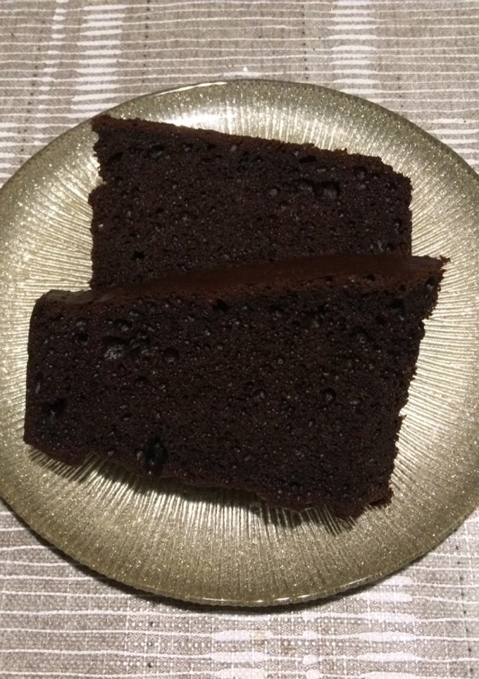Una foto de Pastel de chocolate negro con pimienta rosa