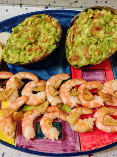 Una foto de Guacamole y langostinos al ajillo