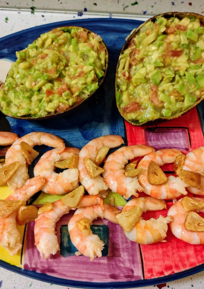 Una foto de Guacamole y langostinos al ajillo