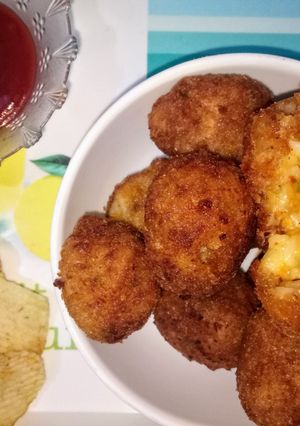 A picture of Mac And veggies cheese balls.