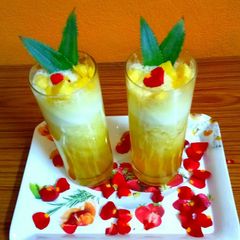 A picture of Fresh Pineapple juice .