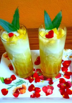 A picture of Fresh Pineapple juice .