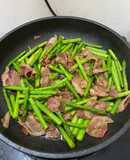 Măng tây xào thịt hun khói