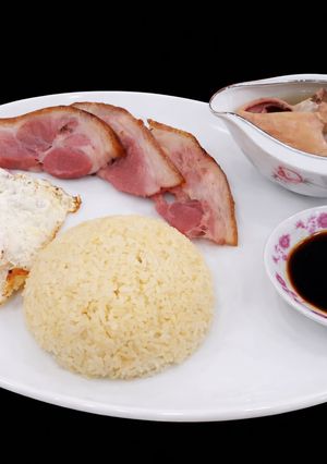 Hình của món SP.0235 - Cơm Trứng Hấp Ăn Kèm Giò Heo Muối Xông Khói & Canh Xương Ống Heo.