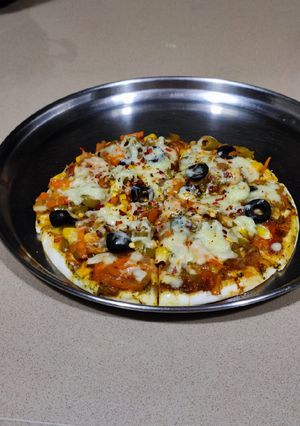 पिझ्झा (Pizza recipe in marathi) रेसिपी चे मुख्य फोटो 