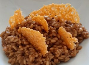 Foto principal de Risotto de ajo negro y grana padano