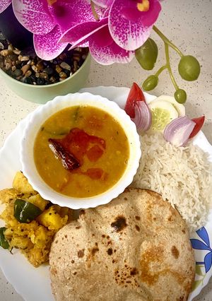 त्रेवटी दाल, तिल वाले आलू (गुजराती थाली) रेसिपी मुख्य फोटो