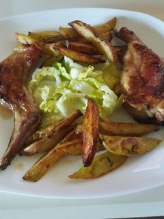 Una foto de Conejo a la plancha con patatas al romero