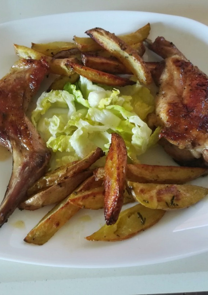 Una foto de Conejo a la plancha con patatas al romero