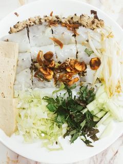 Hình của món Bánh cuốn tôm thịt (làm bánh bằng chảo chống dính).