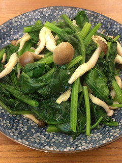 菇菇炒菠菜 的食譜成品照片