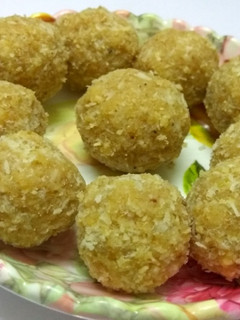 வால்நட்ஸ் தேங்காய் லட்டு (Walnuts thenkai laddo recipe in tamil) செய்முறை முக்கிய புகைப்படம்
