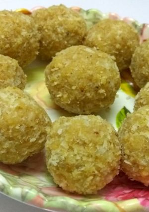 வால்நட்ஸ் தேங்காய் லட்டு (Walnuts thenkai laddo recipe in tamil) செய்முறை முக்கிய புகைப்படம்