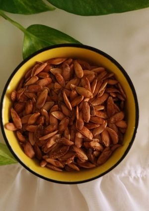 عکسی از دستور تخمه خربزه بوداده نمکی