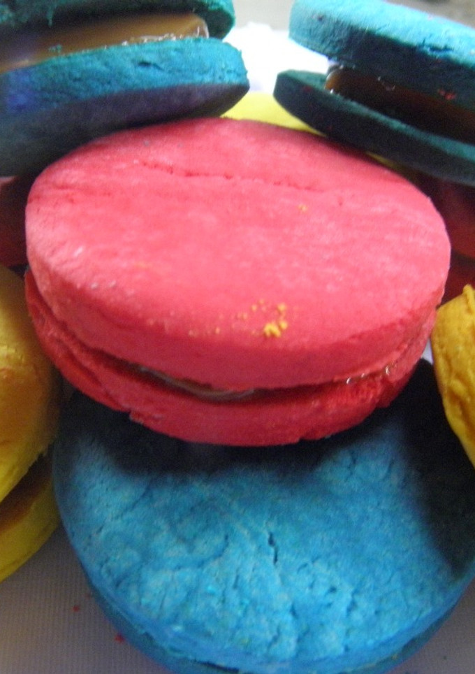 Una foto de Alfajorcitos de maicena en colores / coloridos