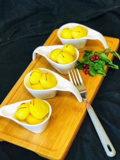 A picture of Rasgullas.