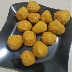 A picture of Poha aloo balls.
