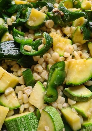Una foto de Calabacitas con rajas y elotes