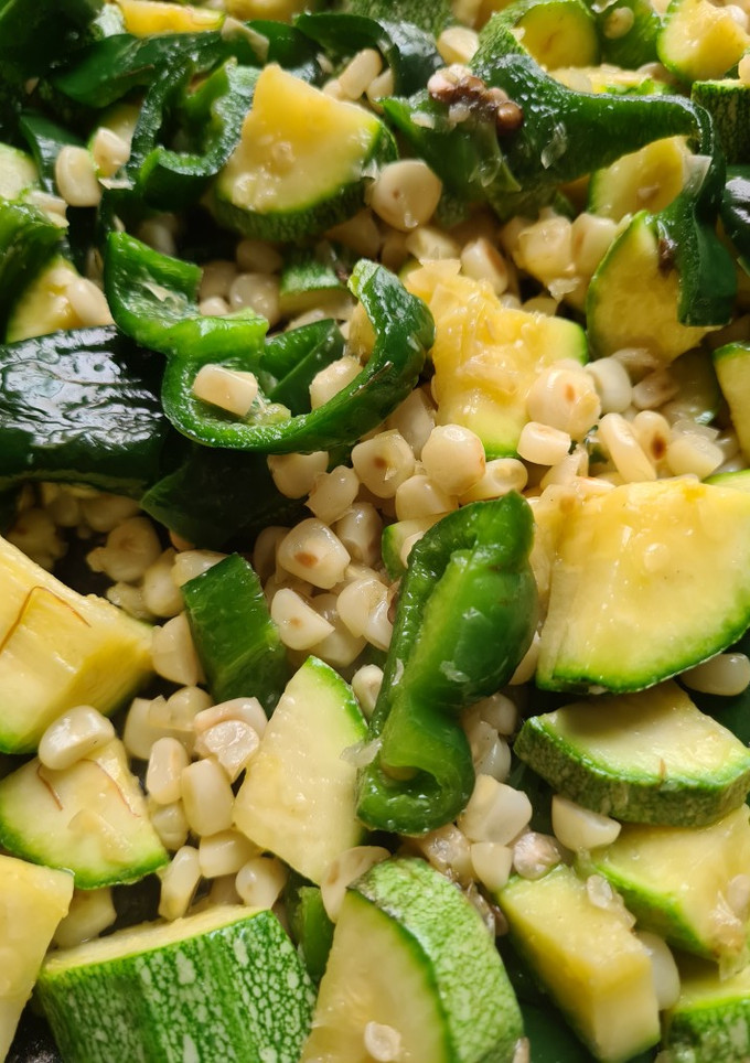 Una foto de Calabacitas con rajas y elotes