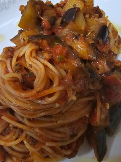 Una foto de Capelini en salsa de berenjena y tomate