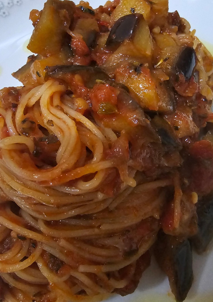 Una foto de Capelini en salsa de berenjena y tomate