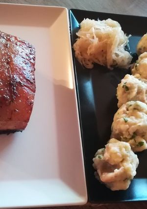Bőrös karaj, zsemlegombóccal párolt savanyú káposztával recept fotója
