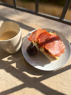 Foto principal de Desayuno completo con higos y tostada