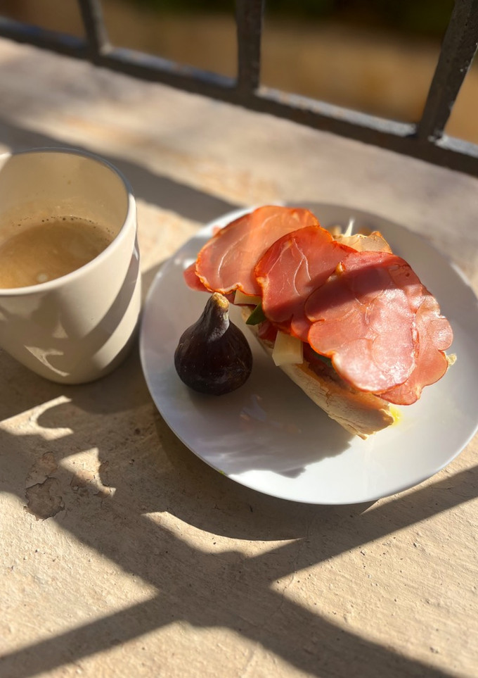 Foto principal de Desayuno completo con higos y tostada