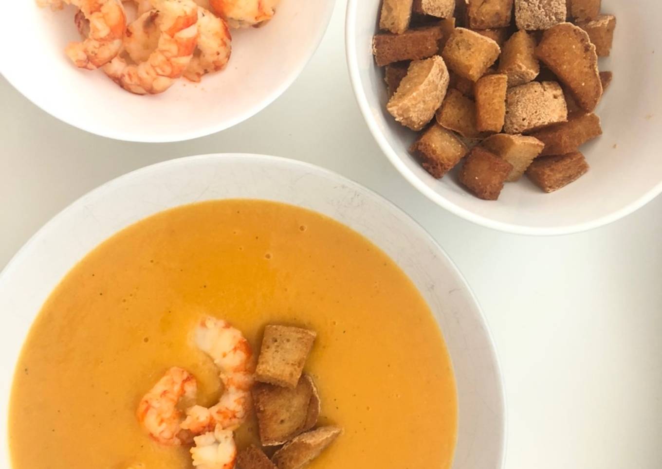 Crema de calabaza con gambones y pan frito sin gluten