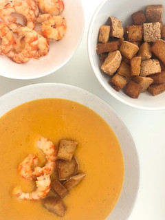 Una foto de Crema de calabaza con gambones y pan frito sin gluten