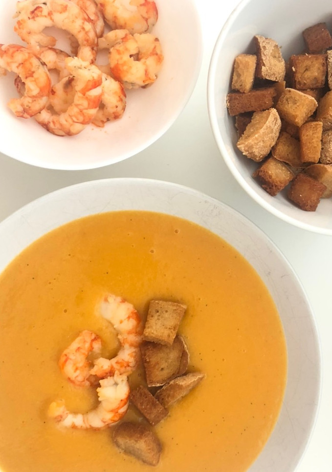 Una foto de Crema de calabaza con gambones y pan frito sin gluten