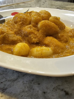 Una foto de Ñoquis con pollo en salsa de cebolla y zanahoria