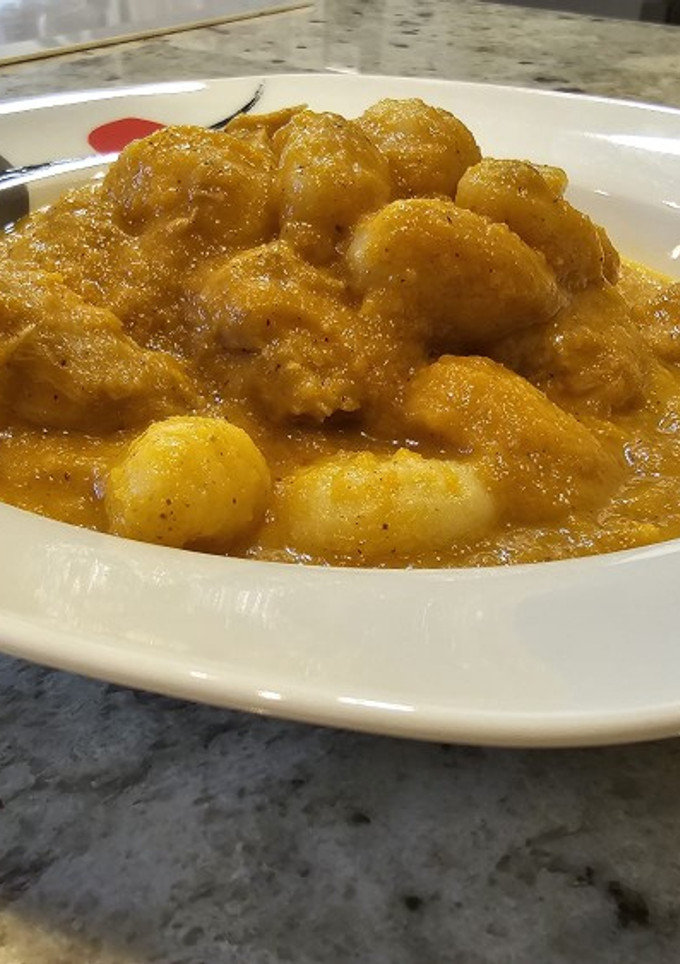 Una foto de Ñoquis con pollo en salsa de cebolla y zanahoria