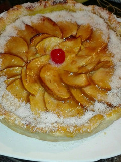 Una foto de Tarta de manzana de crema pastelera con sabor a manzana