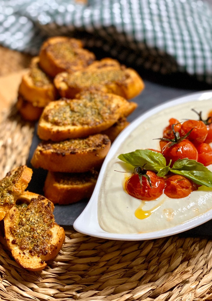 Una foto de Dip de queso y tomates asados