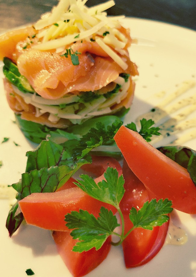 Una foto de Tartaro de Salmón Ahumado, Palta y queso Parmesano