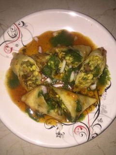 ફણગાવેલા કઠોળ ના સમોસા(Mix sprouts samosa recipe in gujarati) રેસીપી મુખ્ય ફોટો