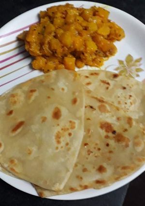 পরটা ও কুমড়োর তরকারি (porota kumror torkari recipe in Bengali) রেসিপির প্রধান ছবি