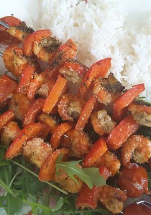 Une photo de Brochettes de crevettes tigrées citronnées