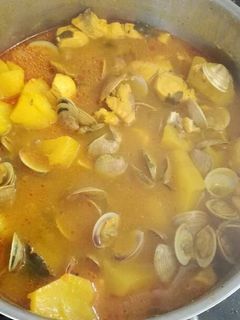 Una foto de Estofado de pez espada, patatas y chirlas