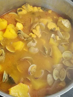 Una foto de Estofado de pez espada, patatas y chirlas