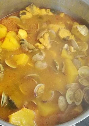 Una foto de Estofado de pez espada, patatas y chirlas