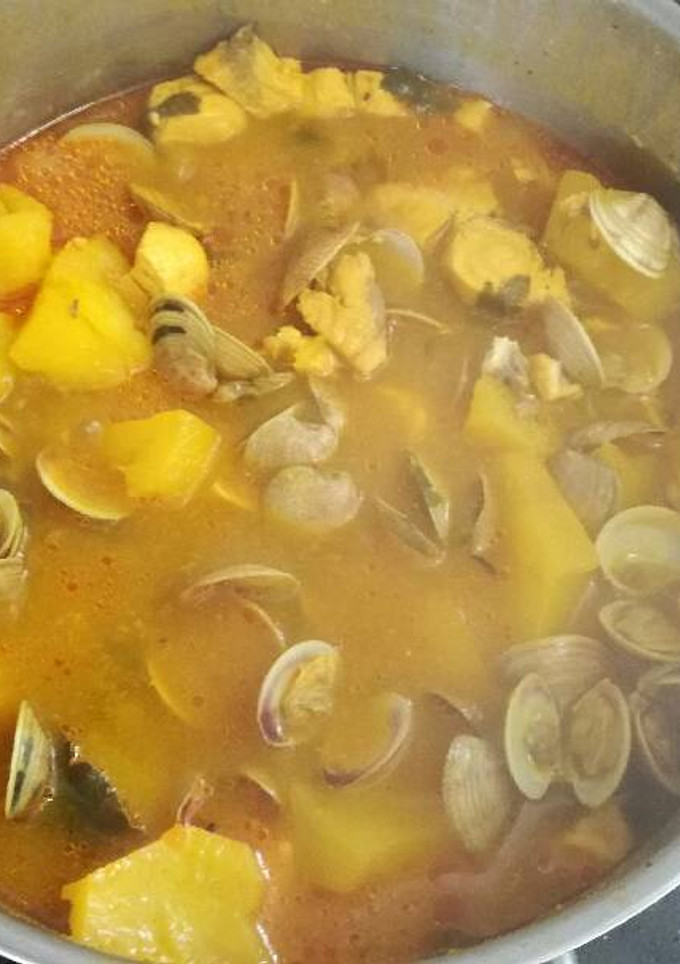 Una foto de Estofado de pez espada, patatas y chirlas