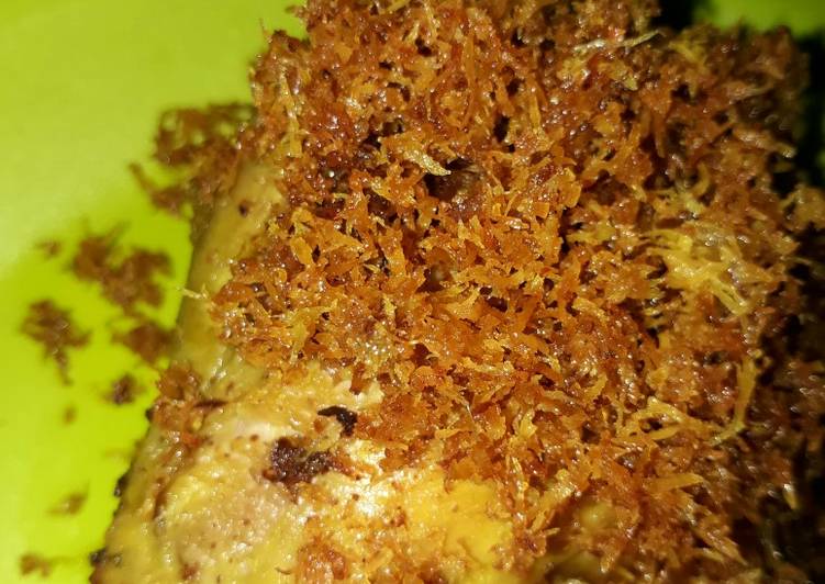Ayam goreng plus serundeng kelapa