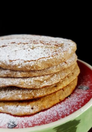 Una foto de Hotcakes integrales de banana y avena sin lácteos