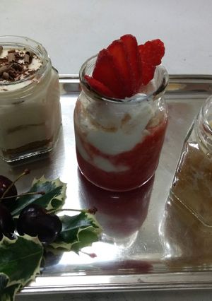 Una foto de Tres postres en frascos para Navidad