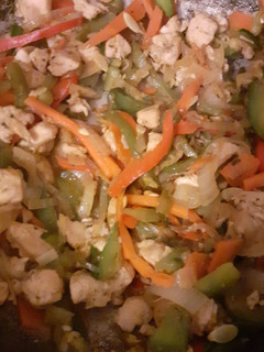 Una foto de Pollo y verduras salteadas (estilo chopsuey)